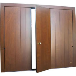 produzione porte basculanti in legno Èlite verticali con porta pedonale e cerniere a scomparsa